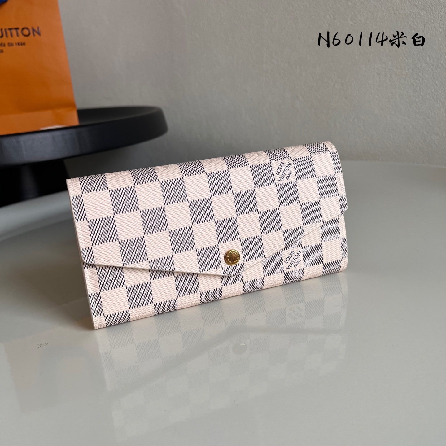 原单芯片版💕 N60114白格米白 这款信封式钱夹以优雅的 Monogram 帆布制成，内部设计精巧独特，拥有各种口袋和信用卡槽。19.0x 10.5x 2.5 cm (长x 高x 宽) - 19 x 9.5 x 1 厘米- 16个信用卡槽、2个大号隔层用于存放纸币、拉链零钱包- 小牛皮内衬- 闪亮的金色金属配件