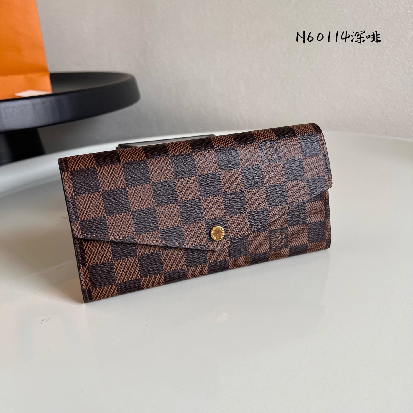 原单芯片版💕 N60114啡格深啡 这款信封式钱夹以优雅的 Monogram 帆布制成，内部设计精巧独特，拥有各种口袋和信用卡槽。19.0x 10.5x 2.5 cm (长x 高x 宽) - 19 x 9.5 x 1 厘米- 16个信用卡槽、2个大号隔层用于存放纸币、拉链零钱包- 小牛皮内衬- 闪亮的金色金属配件