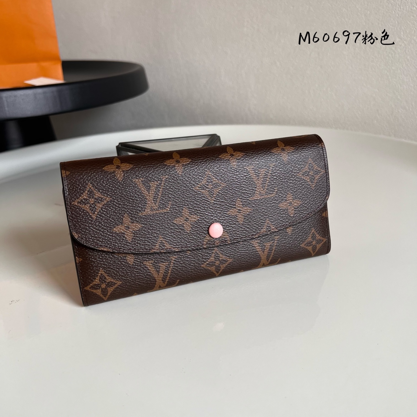  芯片版 M60697 粉色！功能实用且设计华美的 Emilie 钱夹采用柔软的 Monogram 帆布