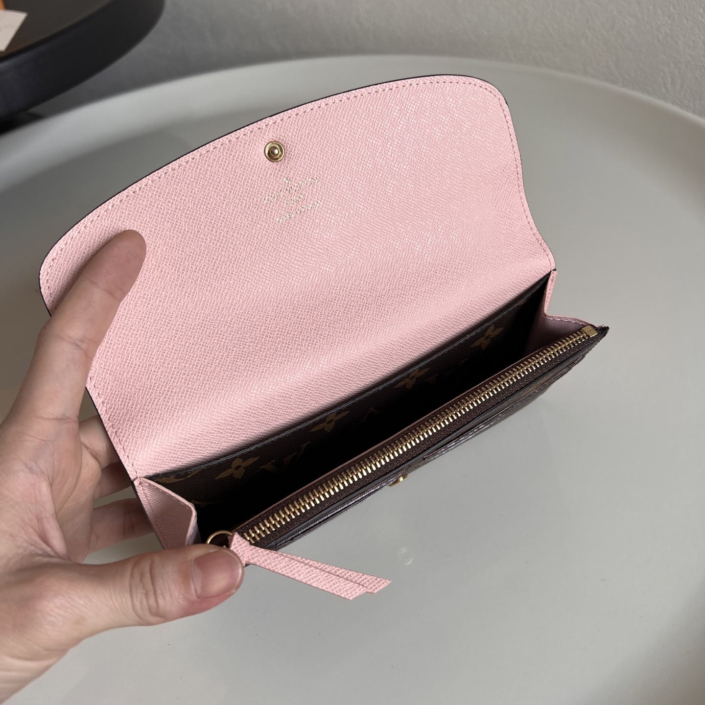  芯片版 M60697 粉色！功能实用且设计华美的 Emilie 钱夹采用柔软的 Monogram 帆布