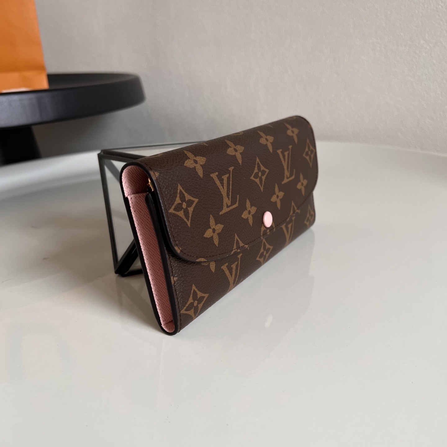  芯片版 M60697 粉色！功能实用且设计华美的 Emilie 钱夹采用柔软的 Monogram 帆布