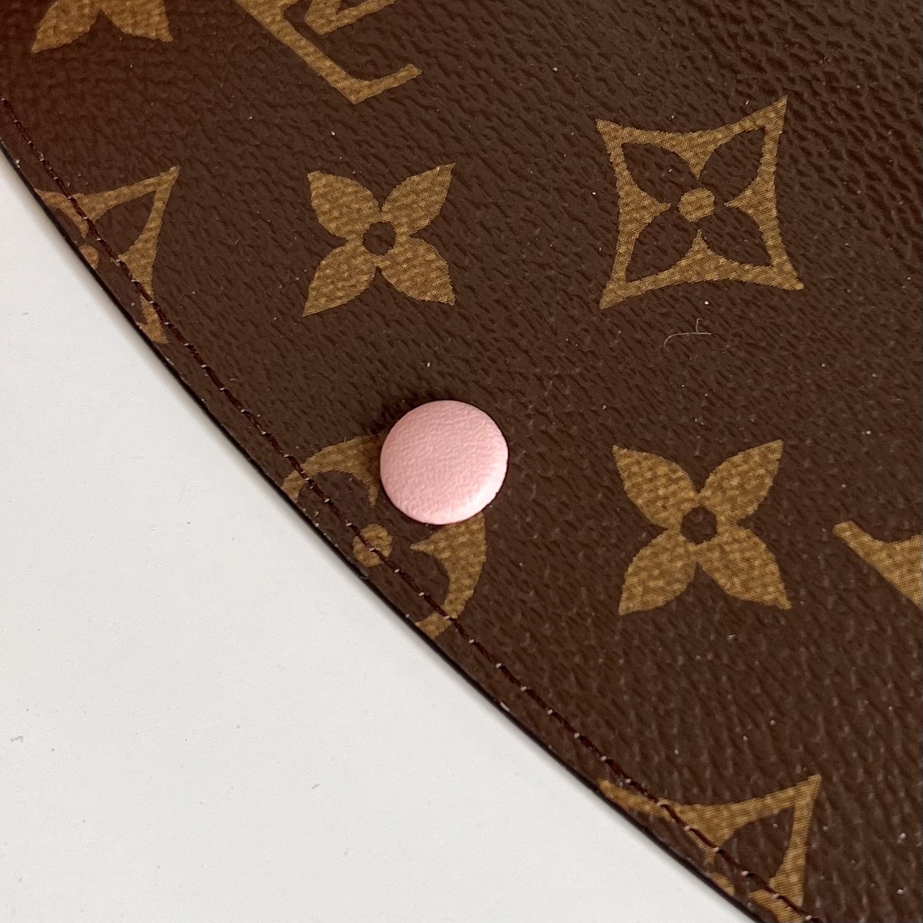  芯片版 M60697 粉色！功能实用且设计华美的 Emilie 钱夹采用柔软的 Monogram 帆布