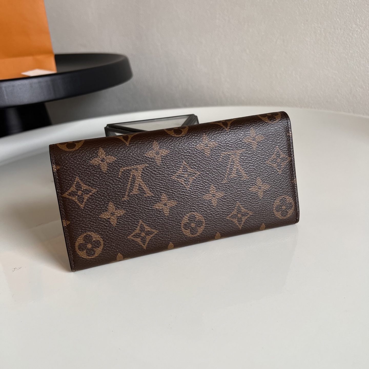  芯片版 M60697 粉色！功能实用且设计华美的 Emilie 钱夹采用柔软的 Monogram 帆布