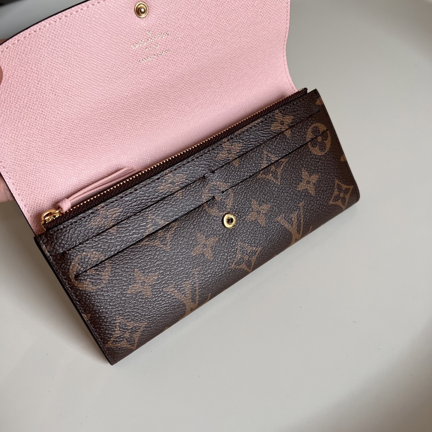  芯片版 M60697 粉色！功能实用且设计华美的 Emilie 钱夹采用柔软的 Monogram 帆布