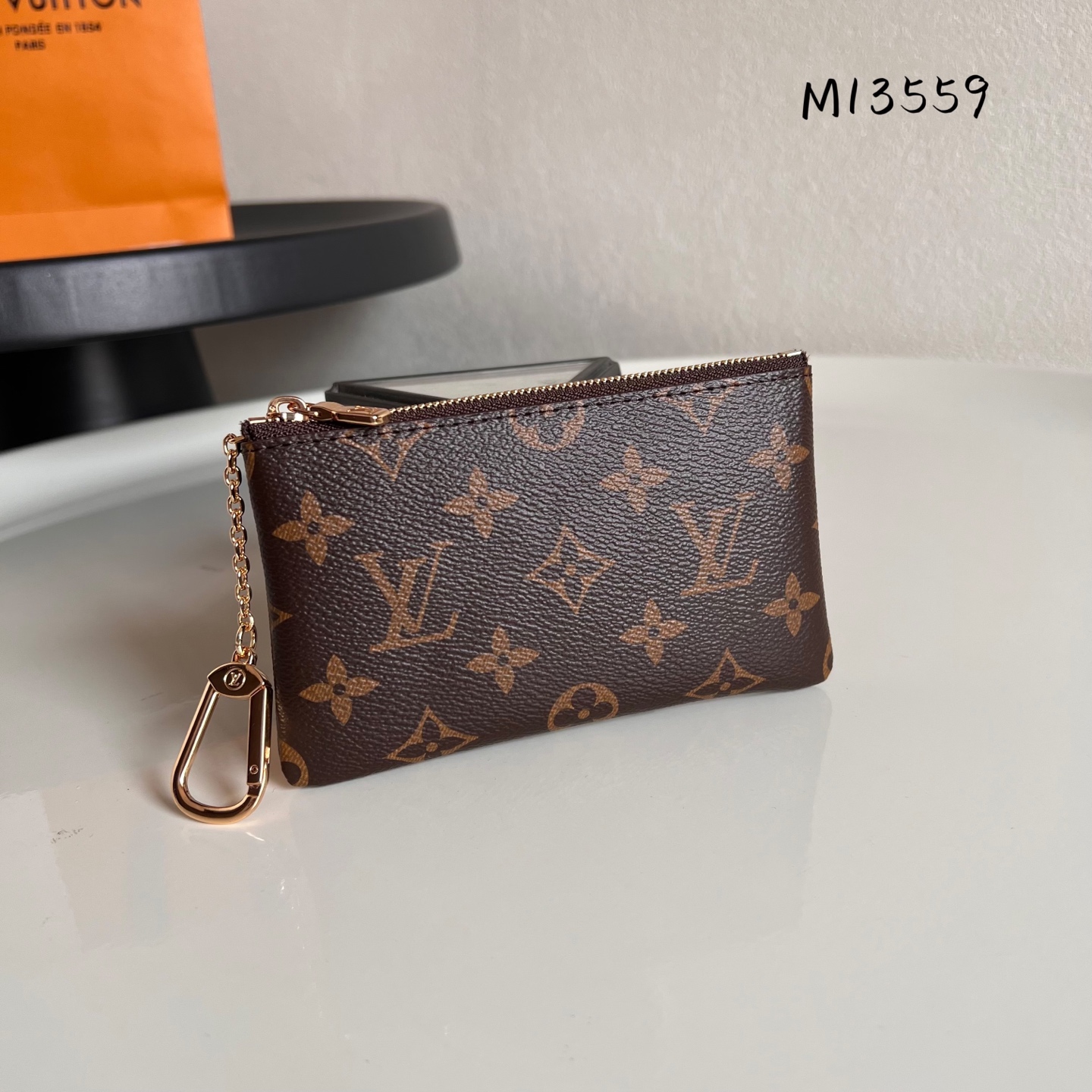  芯片版M13559小袋 诞生于 1984 年的 Pochette Clés 系列推出小号钥匙零钱包，可