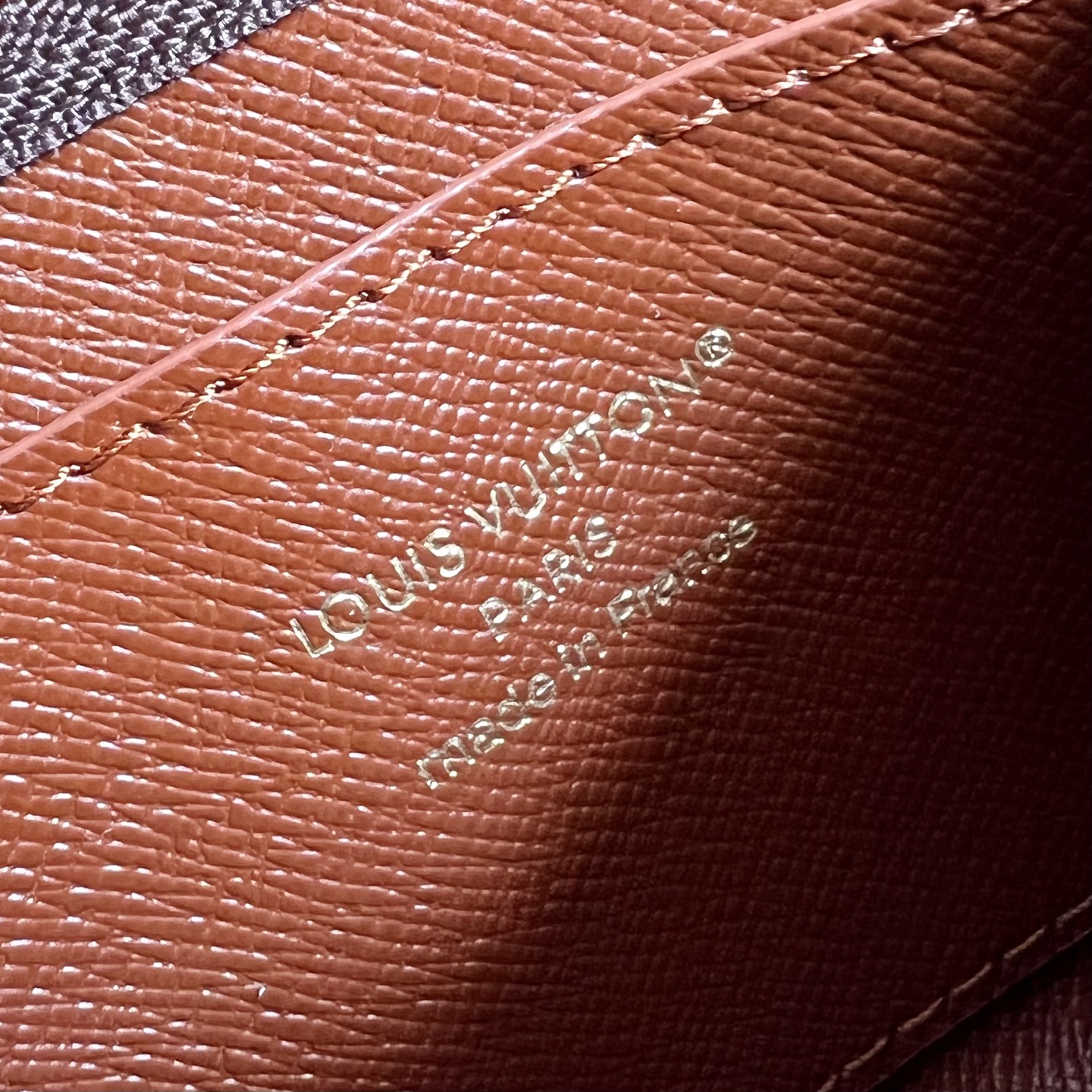  芯片版M13559小袋 诞生于 1984 年的 Pochette Clés 系列推出小号钥匙零钱包，可