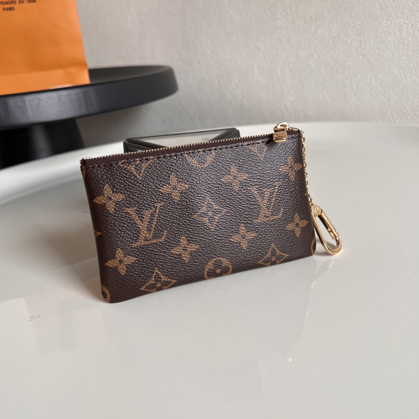  芯片版M13559小袋 诞生于 1984 年的 Pochette Clés 系列推出小号钥匙零钱包，可