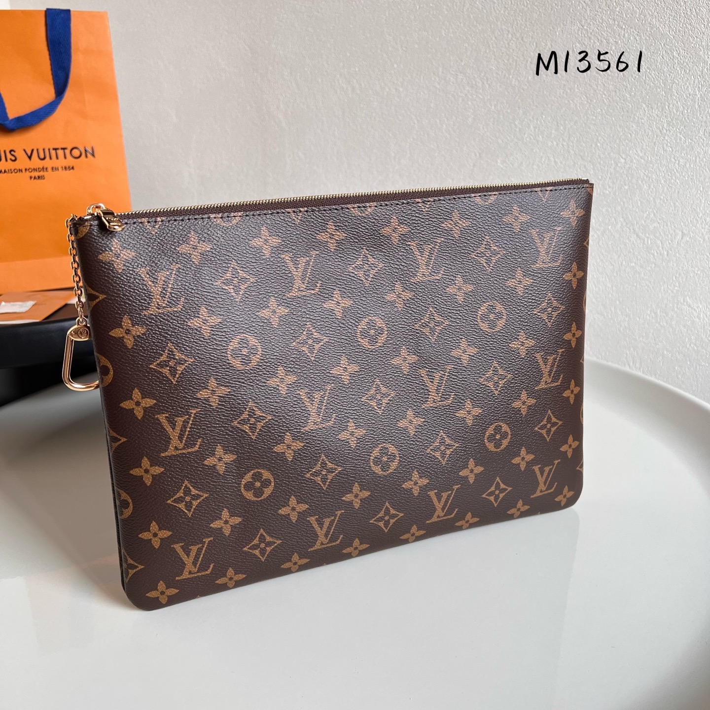  芯片版M13561 大袋 這款煥然一新的Pochette Clés L是品牌於80年代推出經典系列的全