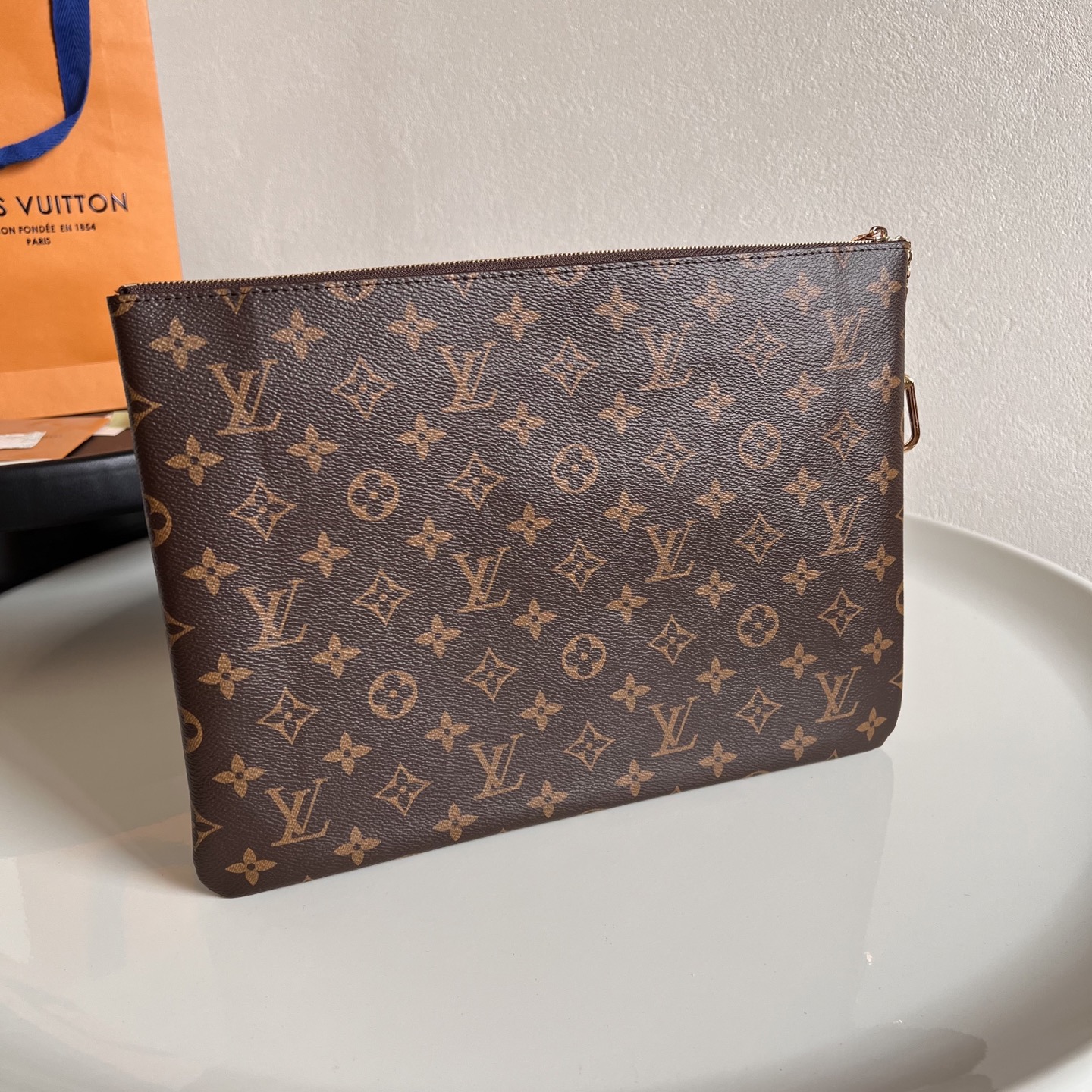  芯片版M13561 大袋 這款煥然一新的Pochette Clés L是品牌於80年代推出經典系列的全