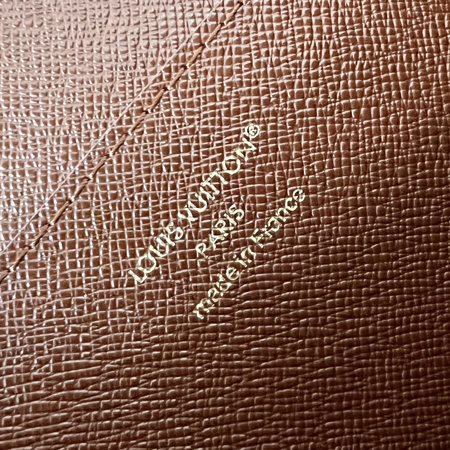  芯片版M13561 大袋 這款煥然一新的Pochette Clés L是品牌於80年代推出經典系列的全