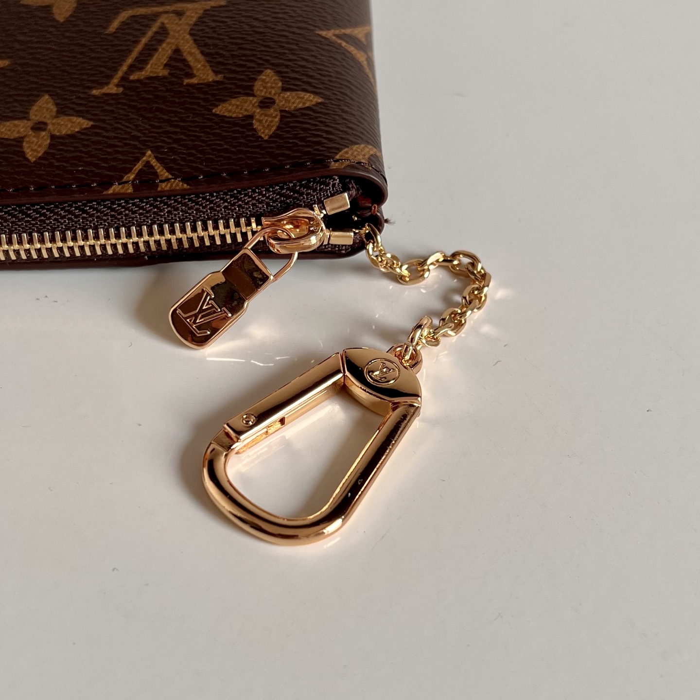  芯片版M13561 大袋 這款煥然一新的Pochette Clés L是品牌於80年代推出經典系列的全