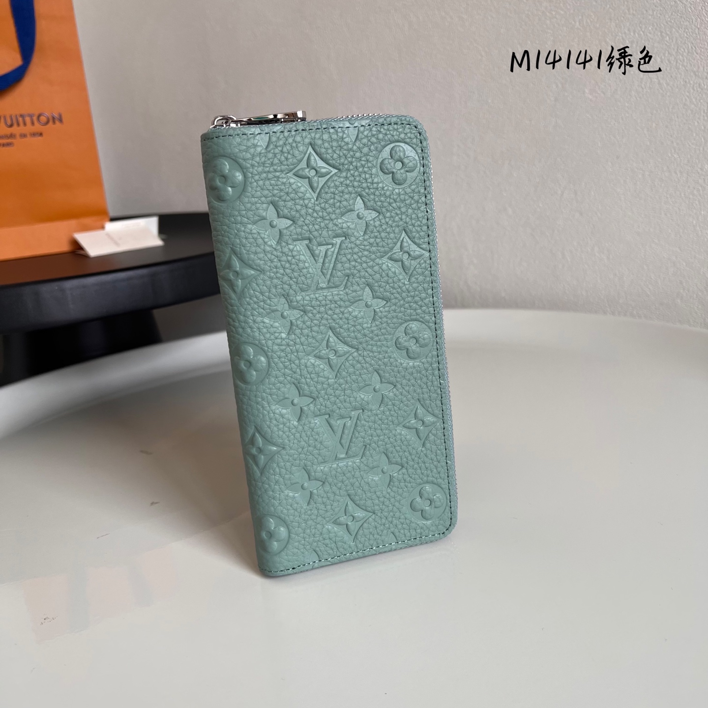  芯片版M14141绿色 这款男士竖款拉链钱夹以耐磨的 Damier Graphite 帆布制成，气质优
