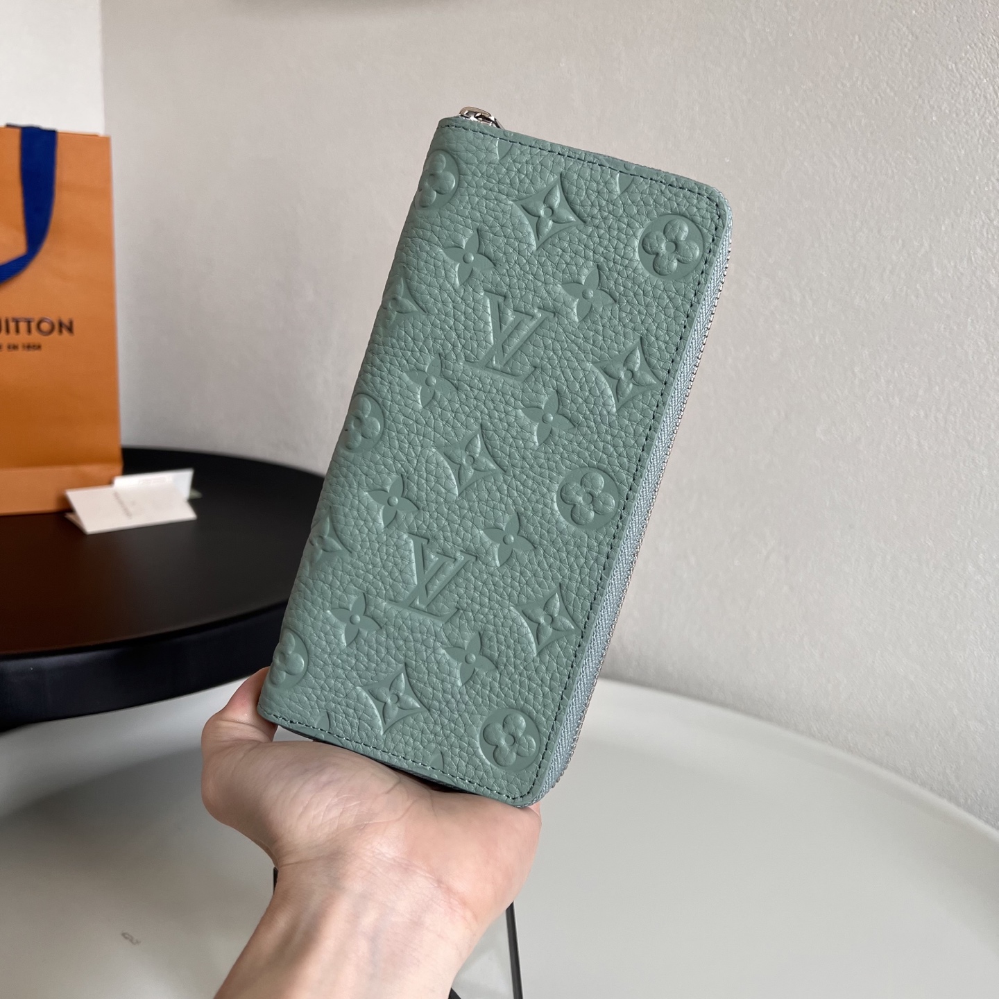  芯片版M14141绿色 这款男士竖款拉链钱夹以耐磨的 Damier Graphite 帆布制成，气质优