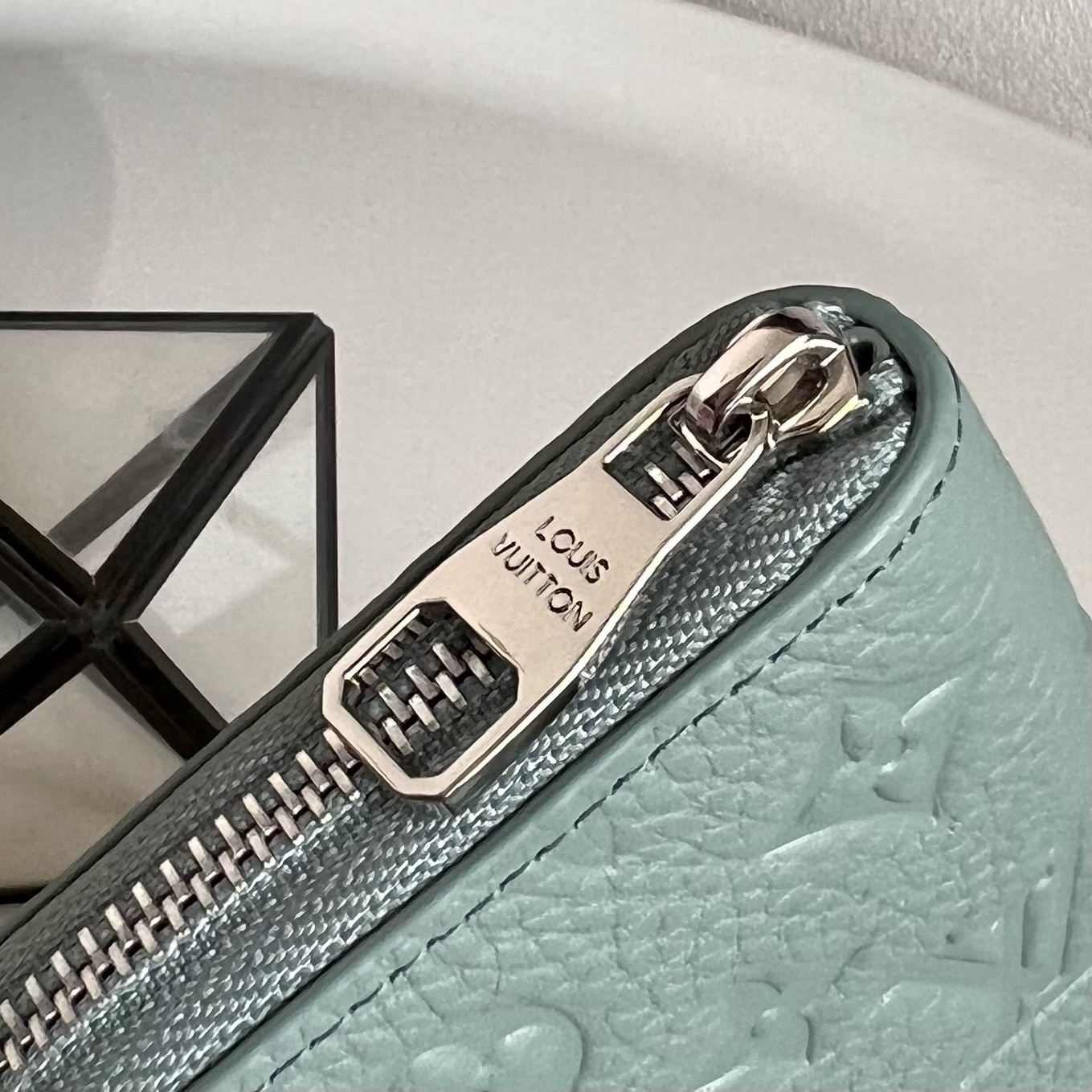  芯片版M14141绿色 这款男士竖款拉链钱夹以耐磨的 Damier Graphite 帆布制成，气质优