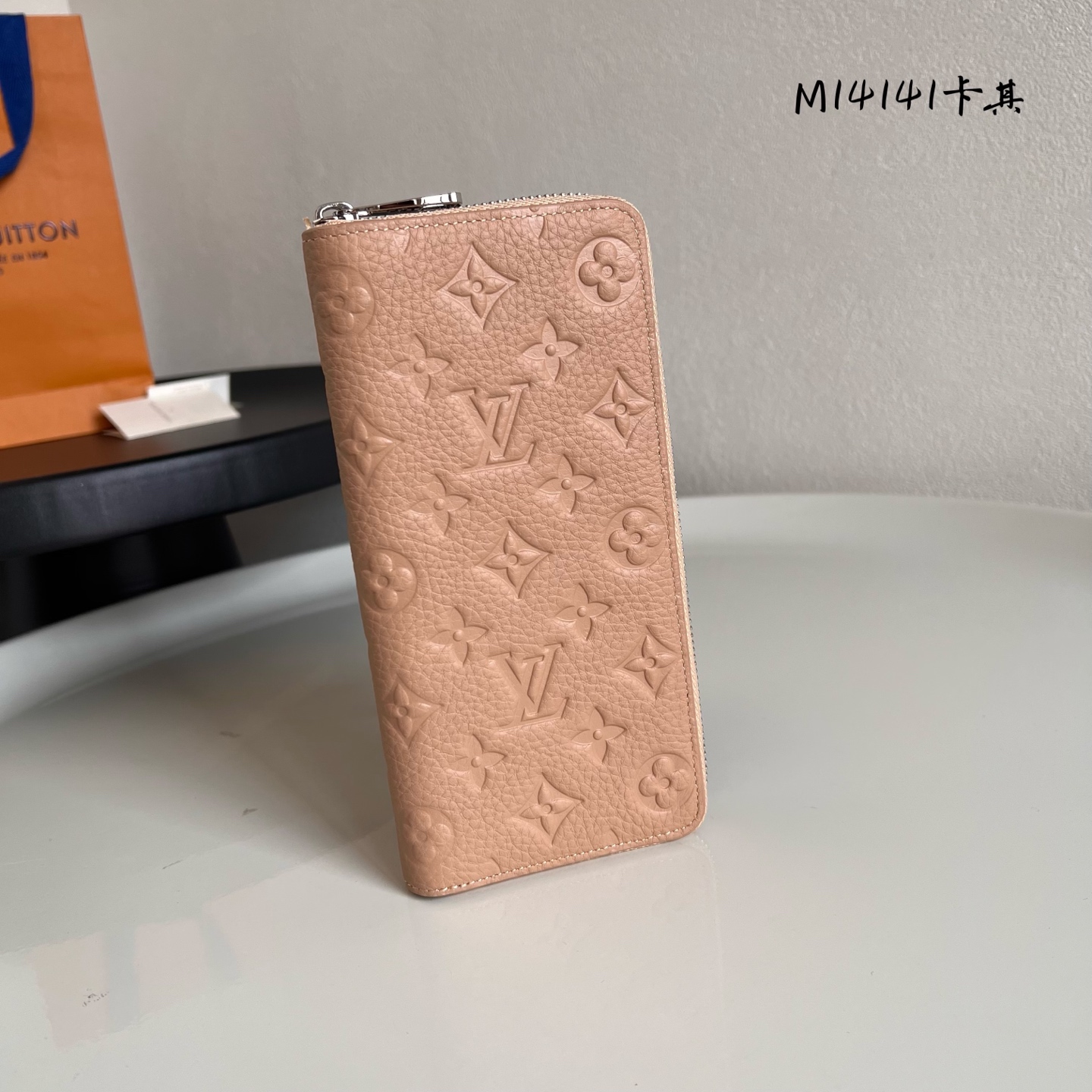  芯片版M14141卡其 这款男士竖款拉链钱夹以耐磨的 Damier Graphite 帆布制成，气质优