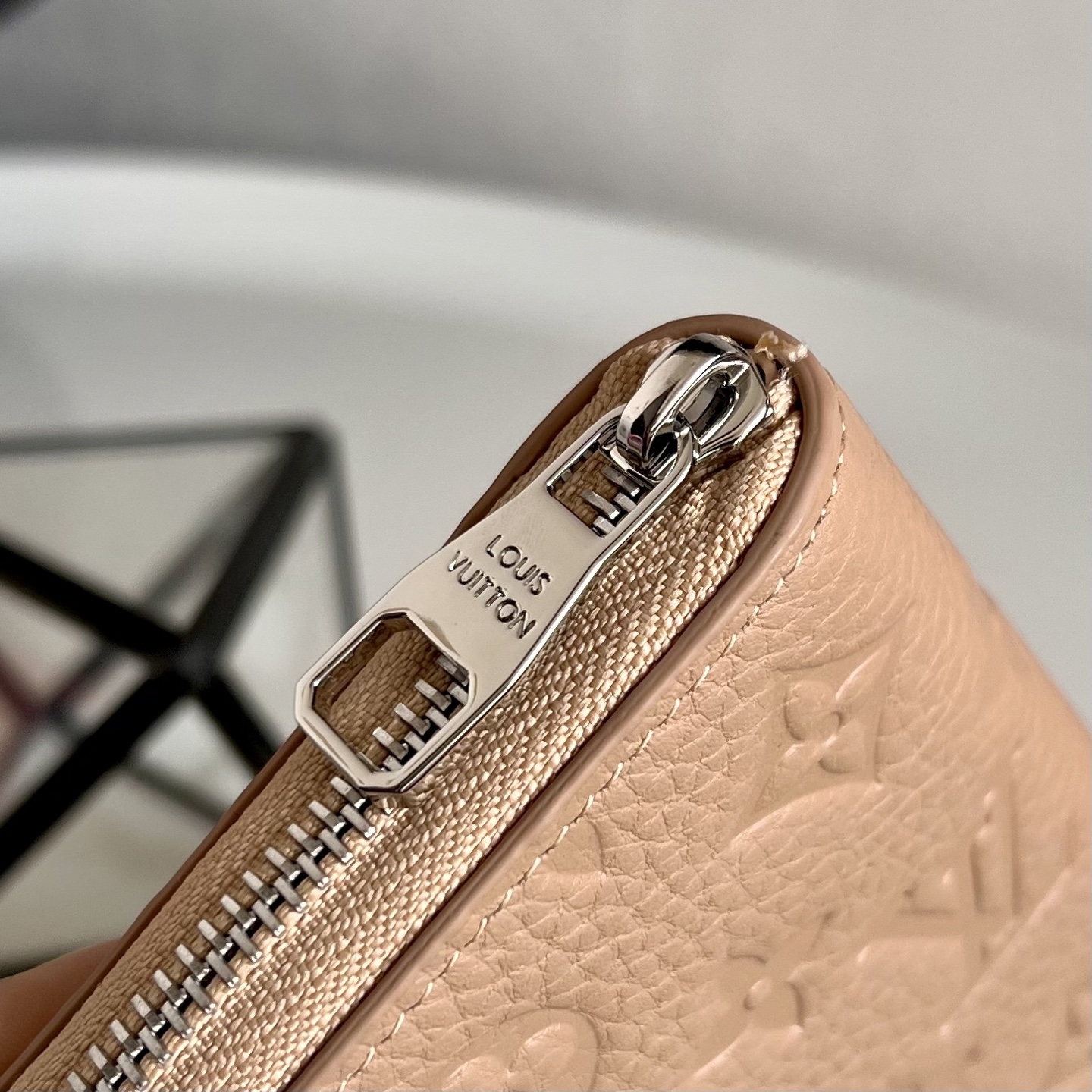  芯片版M14141卡其 这款男士竖款拉链钱夹以耐磨的 Damier Graphite 帆布制成，气质优