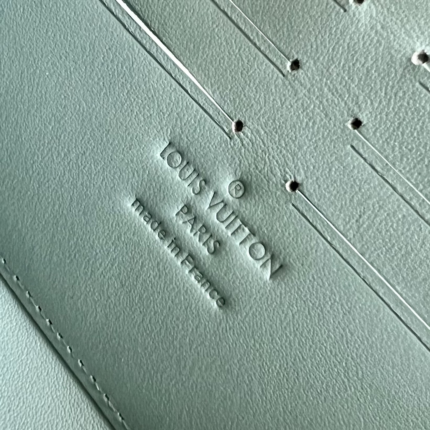  芯片版M14142绿色 路易威登 Clémence 钱夹是丰富实用功能与优雅小巧设计有机融合的典范。由