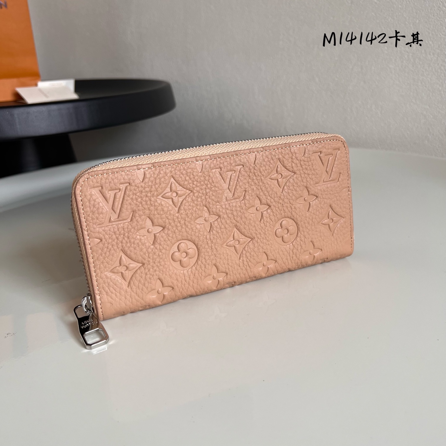  芯片版M14142卡其 路易威登 Clémence 钱夹是丰富实用功能与优雅小巧设计有机融合的典范。由