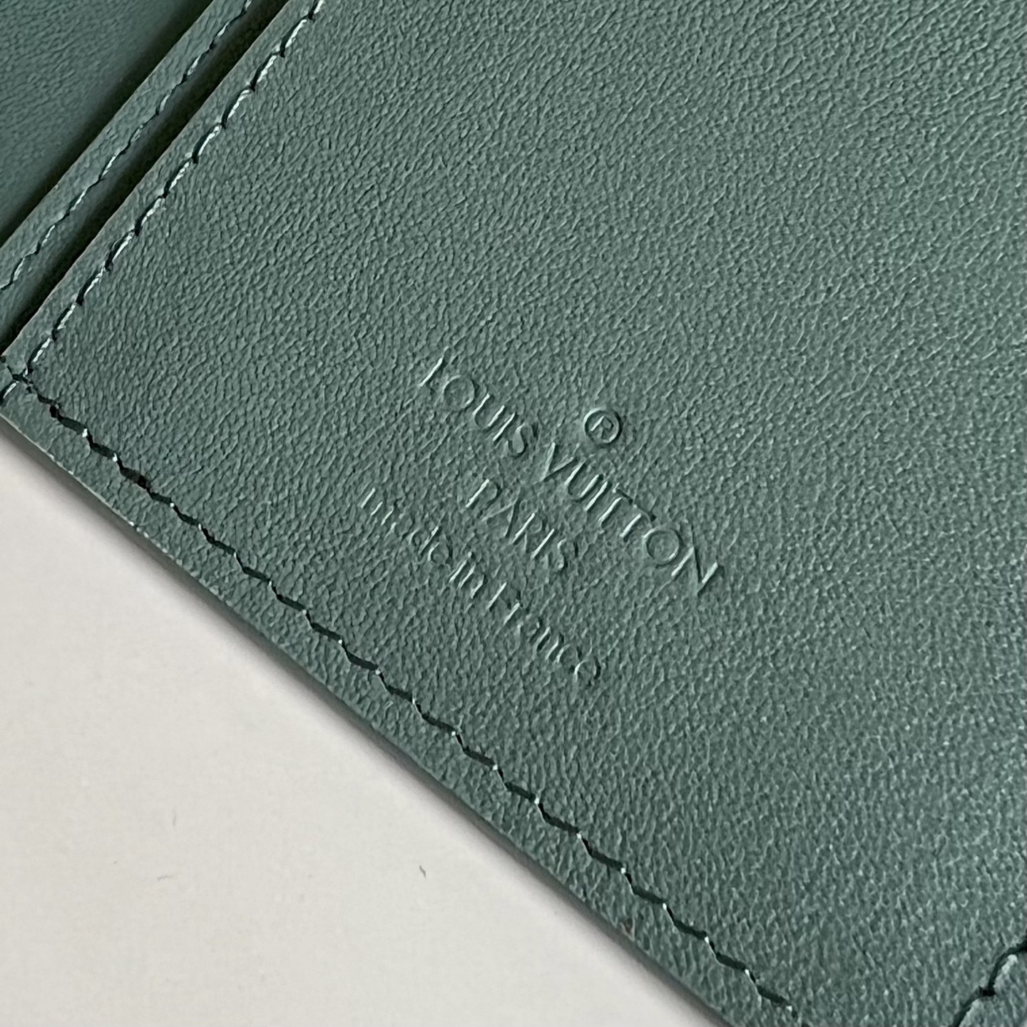  芯片版M14251绿色  由全新标志性 Monogram Eclipse 帆布裁制而成，此款风格硬朗的