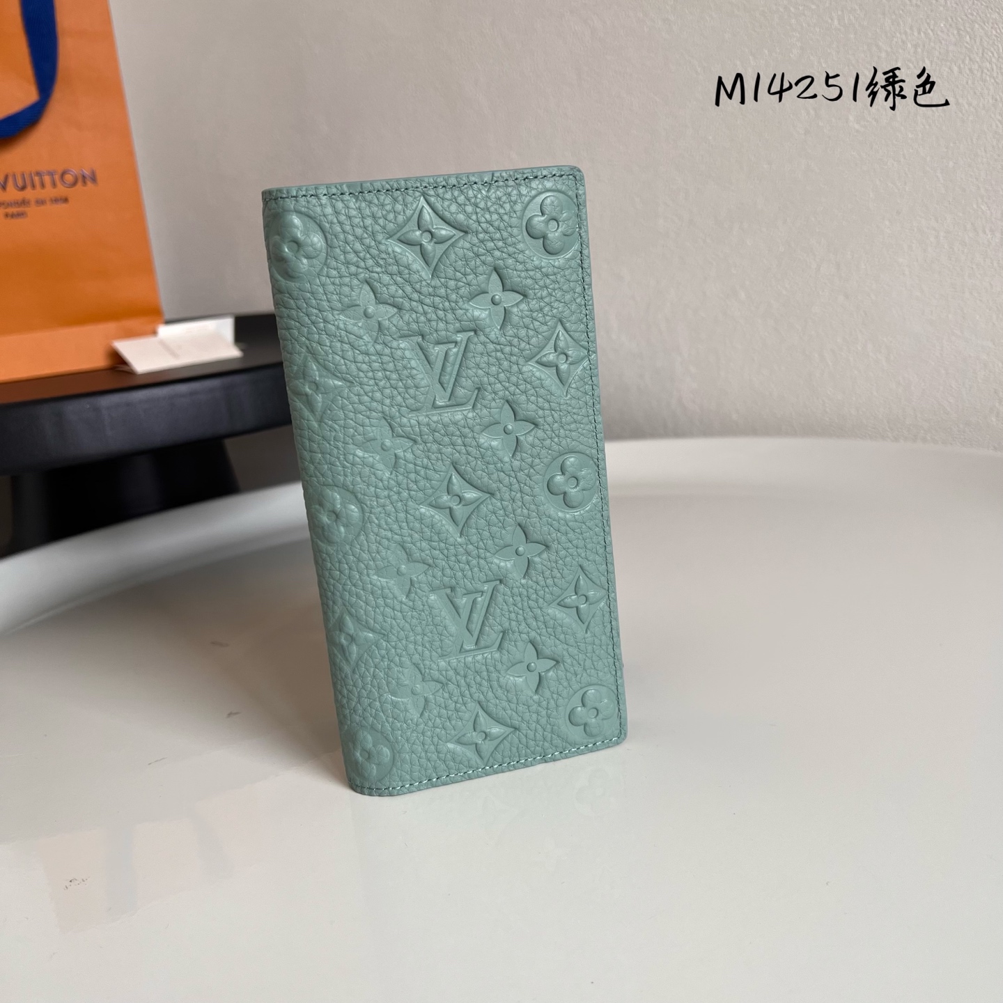  芯片版M14251绿色  由全新标志性 Monogram Eclipse 帆布裁制而成，此款风格硬朗的
