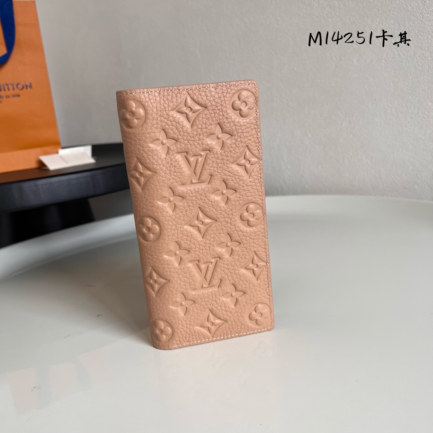  芯片版M14251卡其  由全新标志性 Monogram Eclipse 帆布裁制而成，此款风格硬朗的