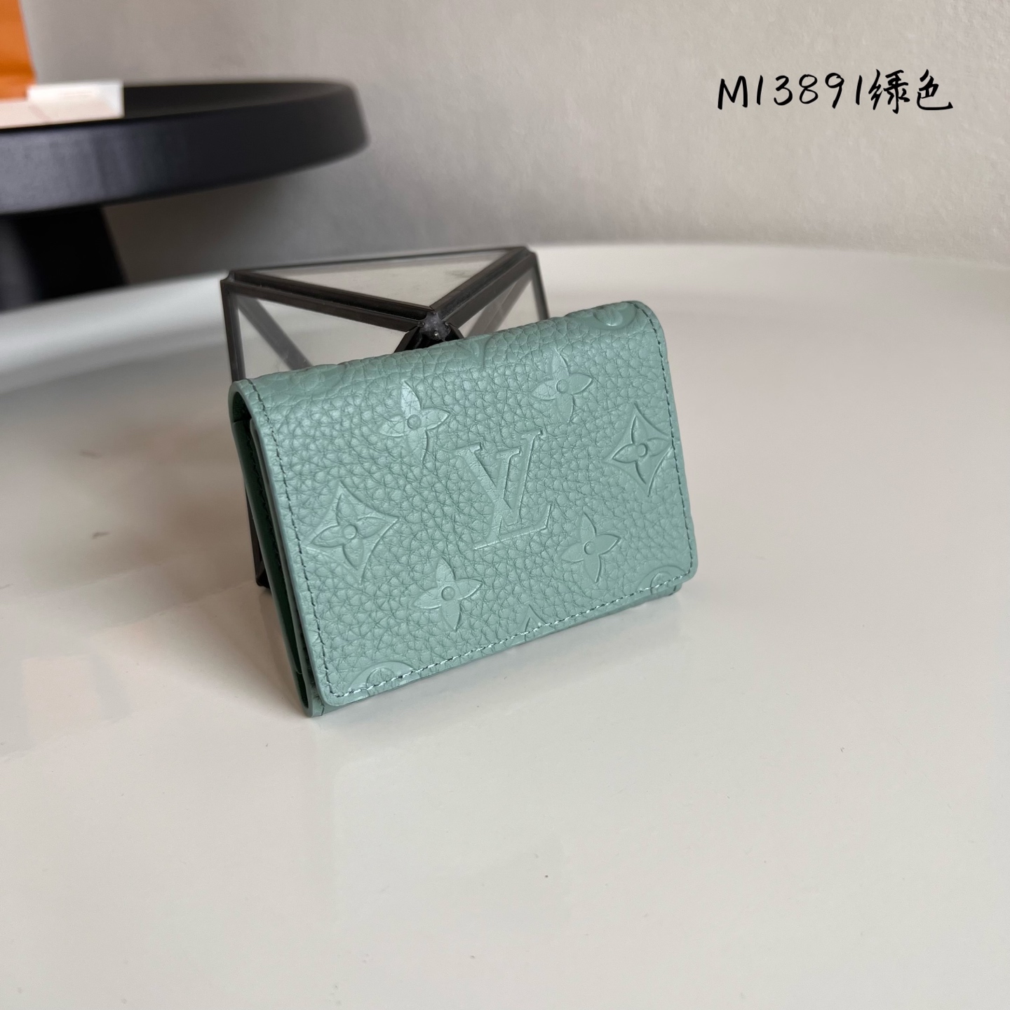  芯片版M13891绿色  本款 Envelope 名片夹取材粒面 Monogram 压纹 Tauril