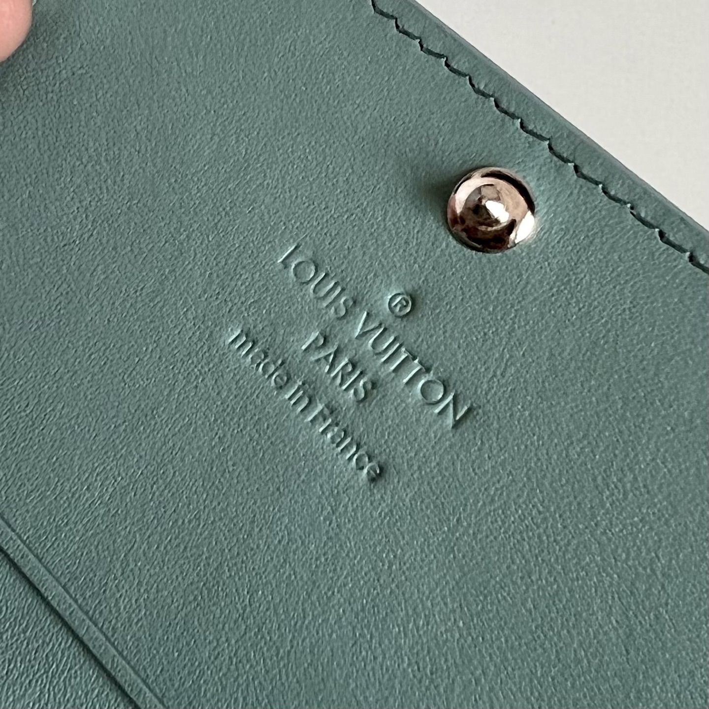 芯片版M13891绿色  本款 Envelope 名片夹取材粒面 Monogram 压纹 Tauril