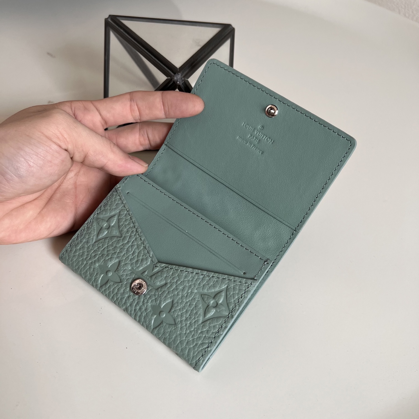  芯片版M13891绿色  本款 Envelope 名片夹取材粒面 Monogram 压纹 Tauril