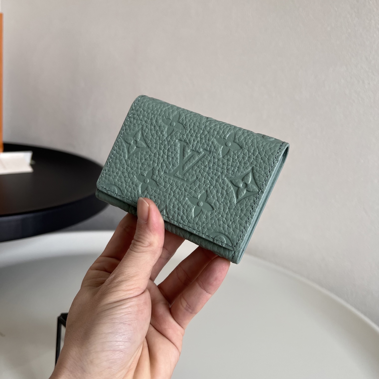  芯片版M13891绿色  本款 Envelope 名片夹取材粒面 Monogram 压纹 Tauril