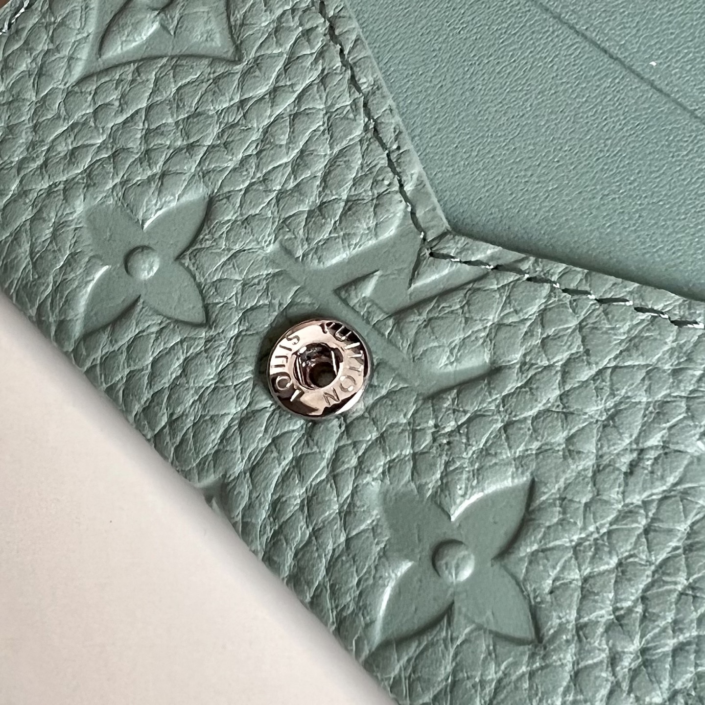  芯片版M13891绿色  本款 Envelope 名片夹取材粒面 Monogram 压纹 Tauril