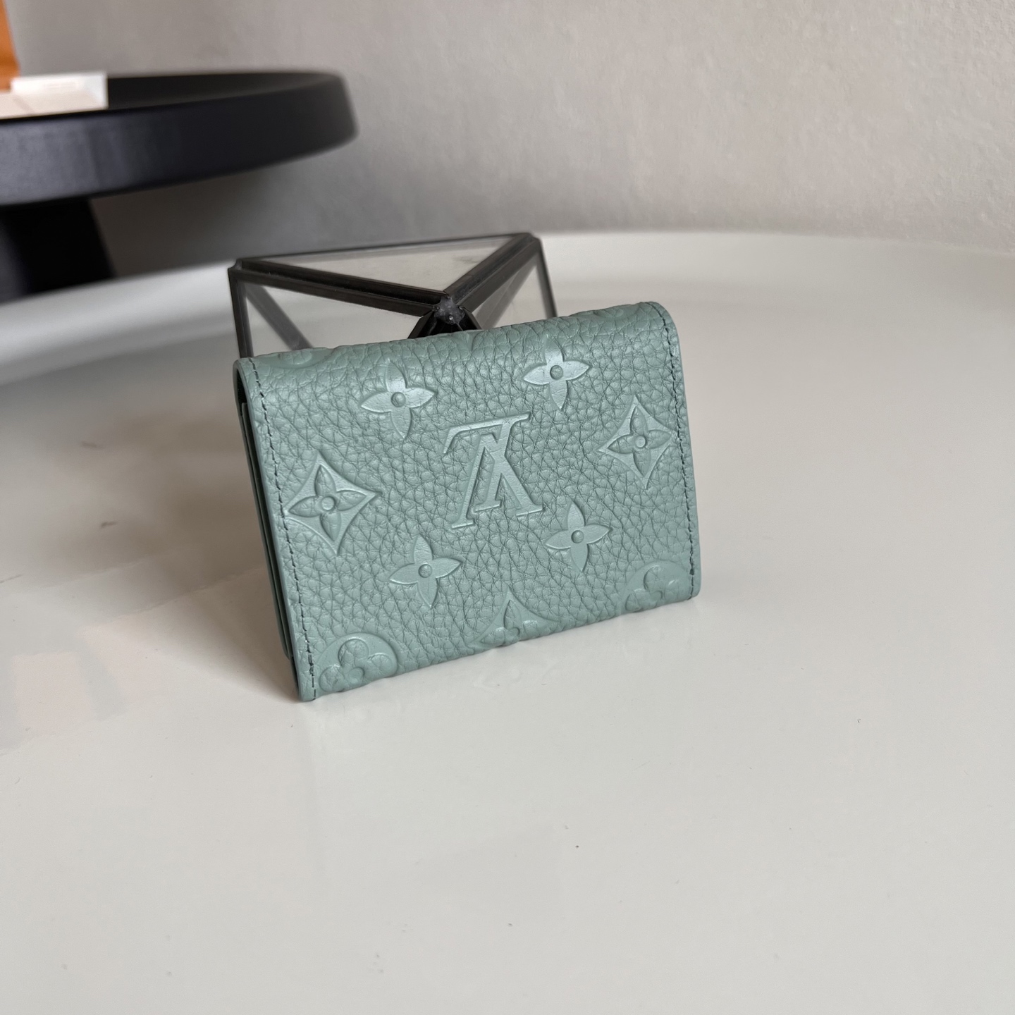  芯片版M13891绿色  本款 Envelope 名片夹取材粒面 Monogram 压纹 Tauril