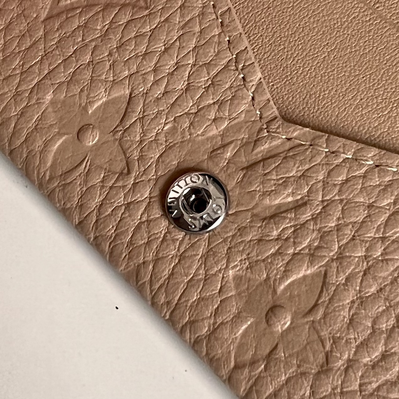  芯片版M13891卡其  本款 Envelope 名片夹取材粒面 Monogram 压纹 Tauril