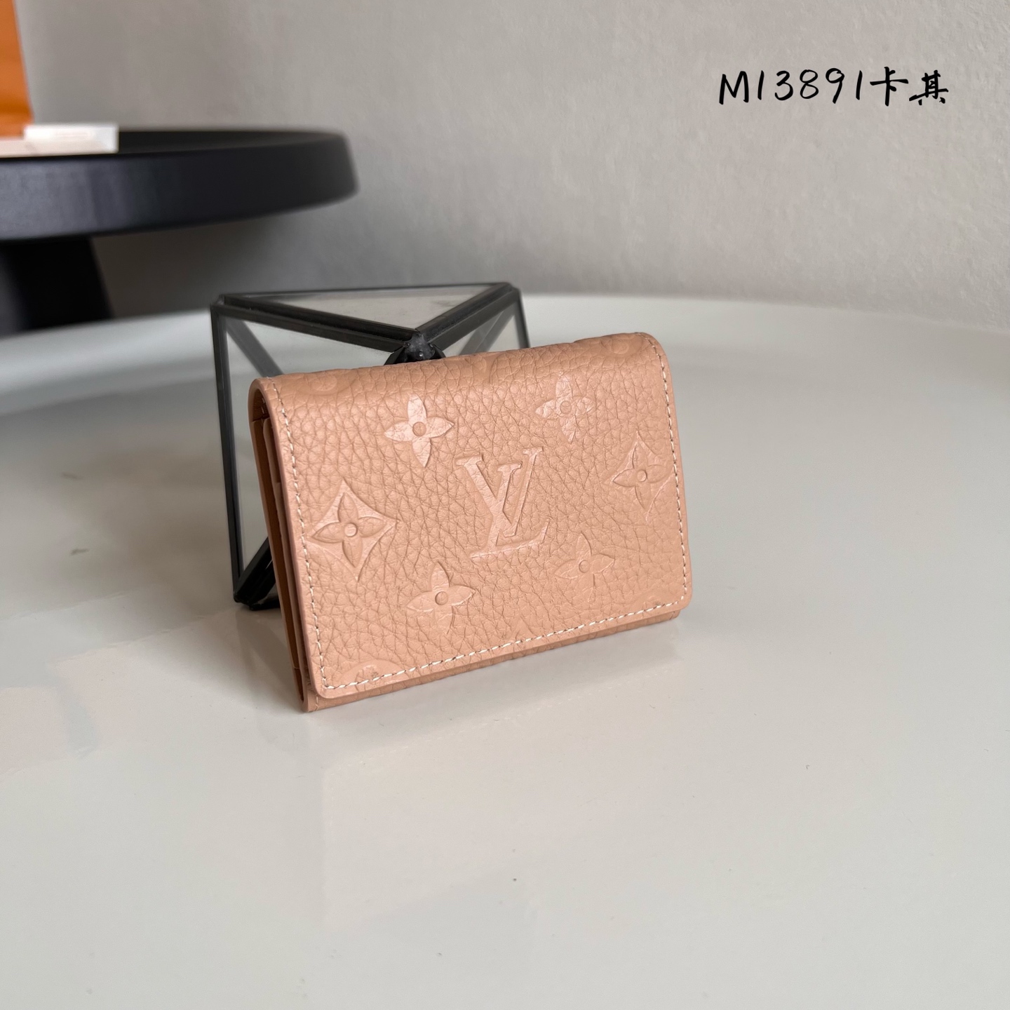  芯片版M13891卡其  本款 Envelope 名片夹取材粒面 Monogram 压纹 Tauril
