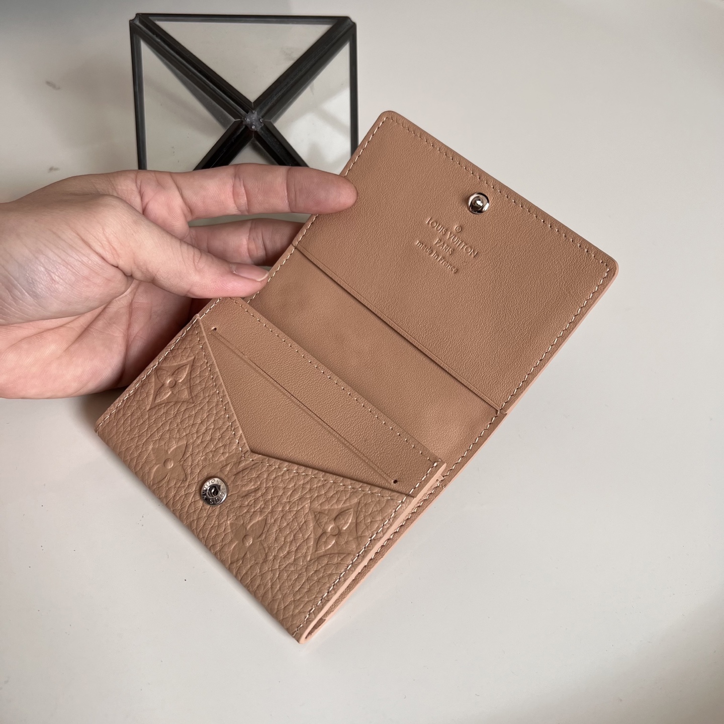  芯片版M13891卡其  本款 Envelope 名片夹取材粒面 Monogram 压纹 Tauril