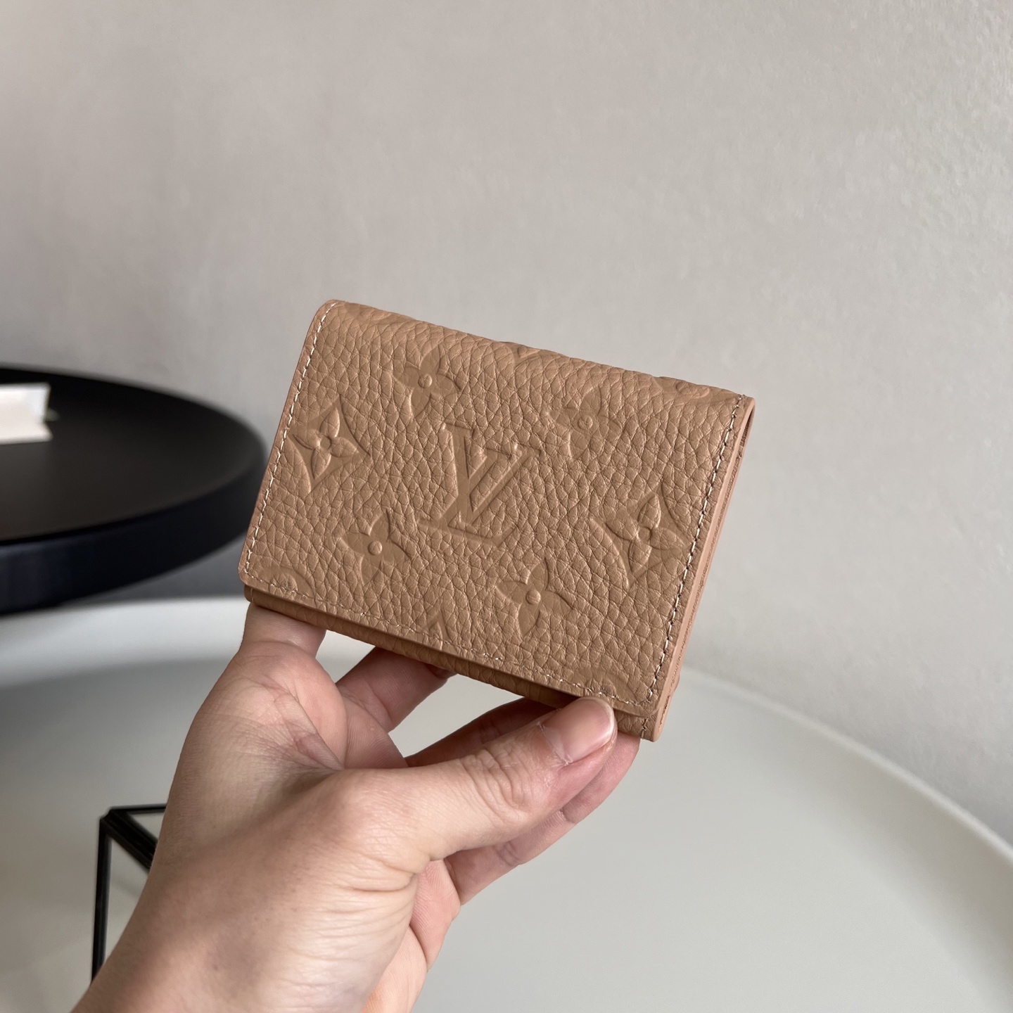  芯片版M13891卡其  本款 Envelope 名片夹取材粒面 Monogram 压纹 Tauril