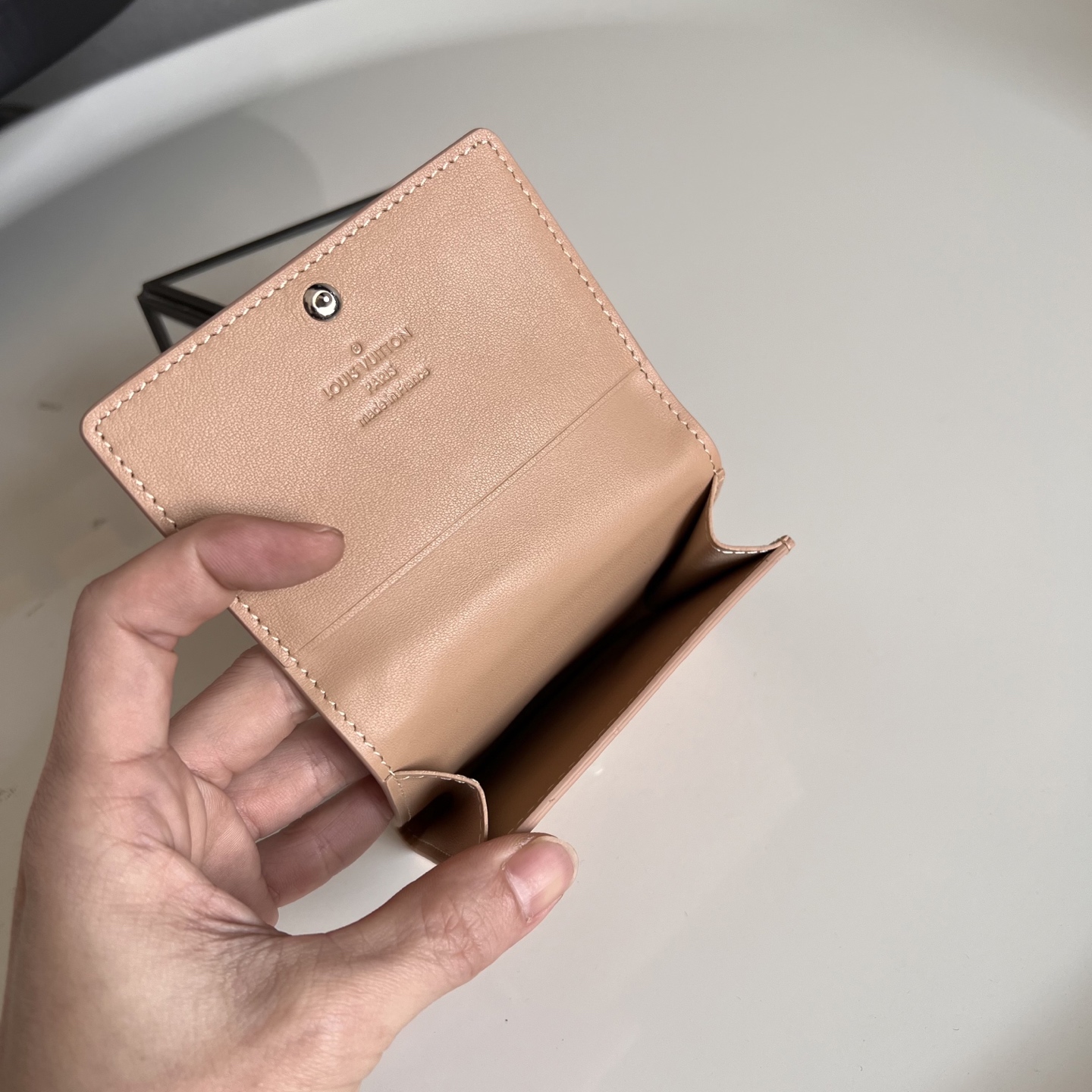  芯片版M13891卡其  本款 Envelope 名片夹取材粒面 Monogram 压纹 Tauril