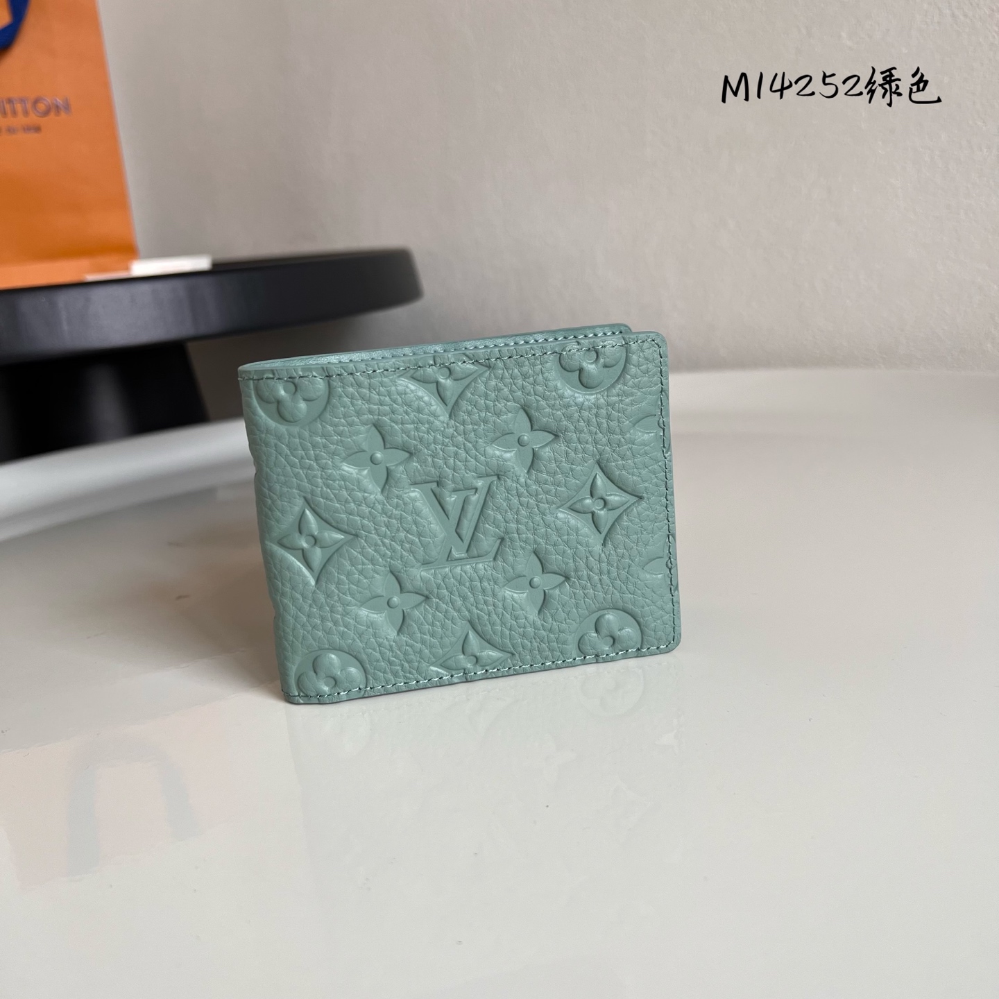  芯片版M14252绿色  這款Multiple錢包以粒面Taurillon牛皮製造，精緻配色綴以低調的