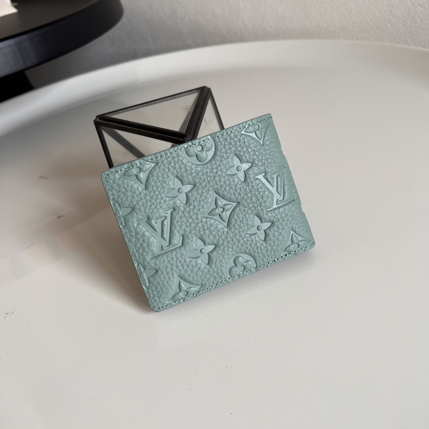  芯片版M14252绿色  這款Multiple錢包以粒面Taurillon牛皮製造，精緻配色綴以低調的