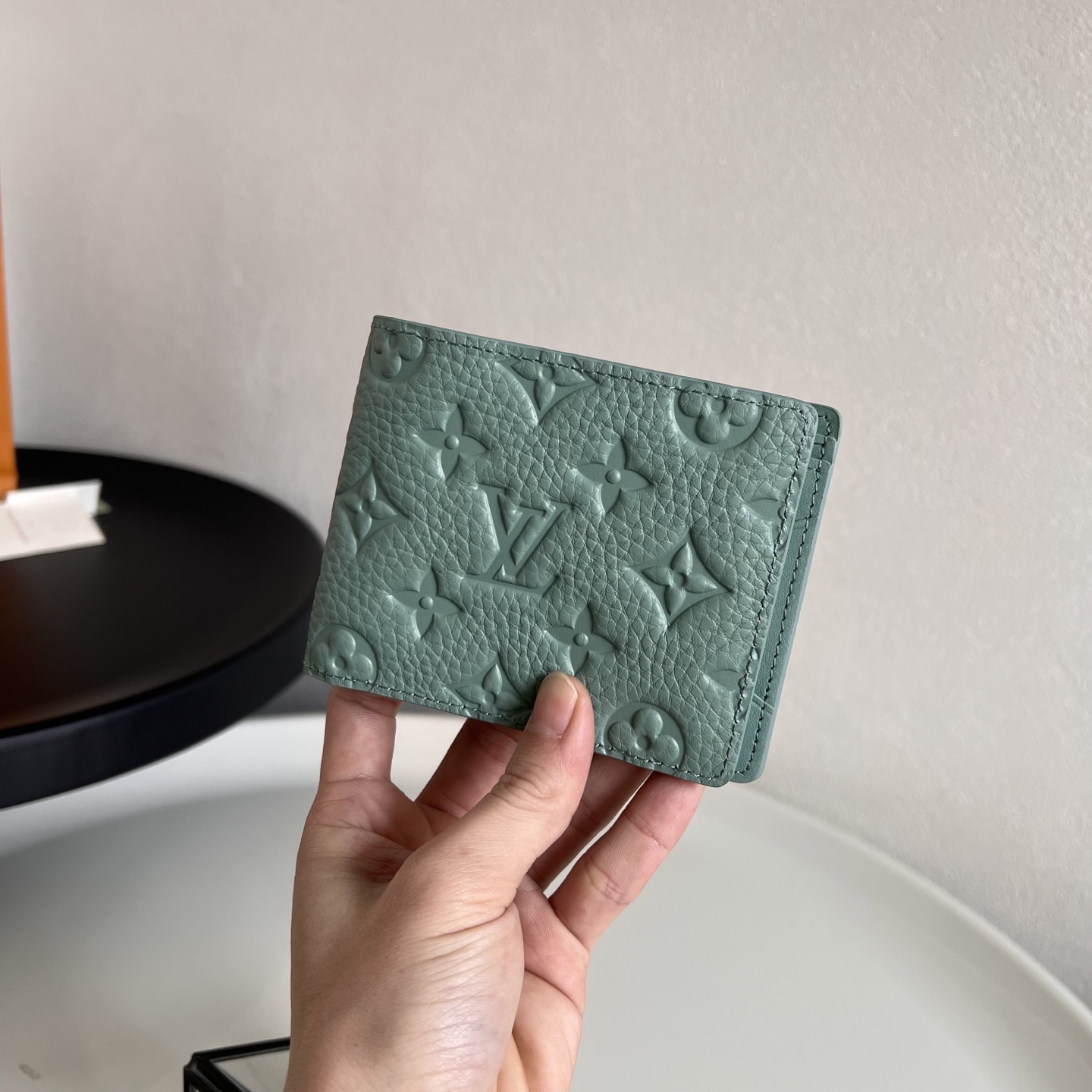  芯片版M14252绿色  這款Multiple錢包以粒面Taurillon牛皮製造，精緻配色綴以低調的