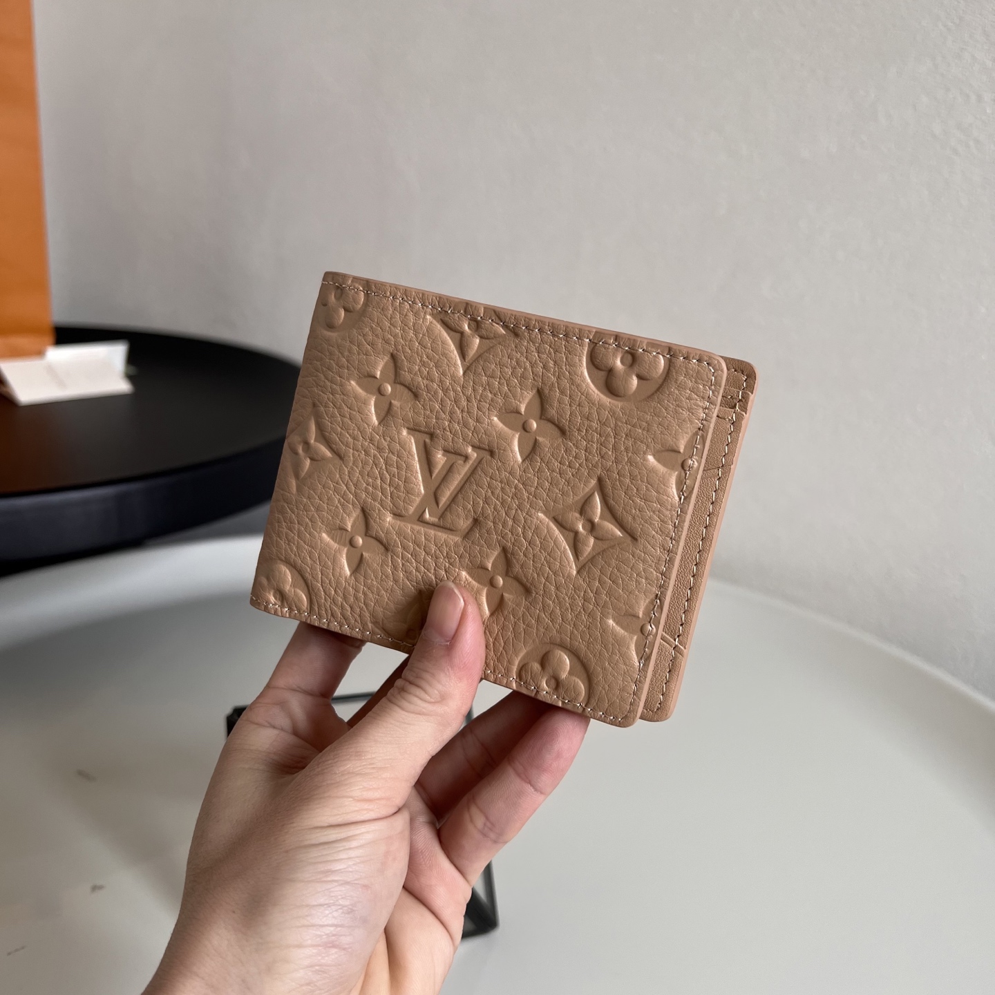  芯片版M14252卡其  這款Multiple錢包以粒面Taurillon牛皮製造，精緻配色綴以低調的
