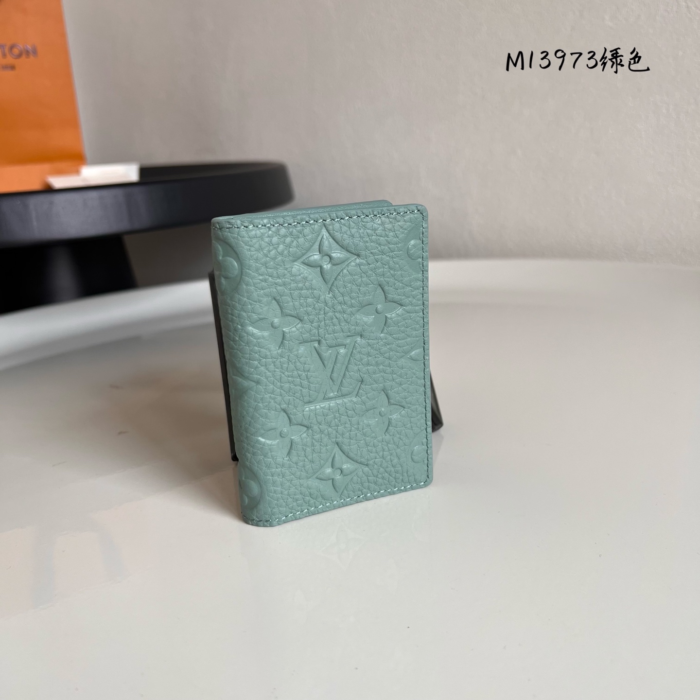  芯片版M13973绿色  這款袋裝萬用錢包以粒面Taurillon皮革製造，綴有Monogram壓花圖