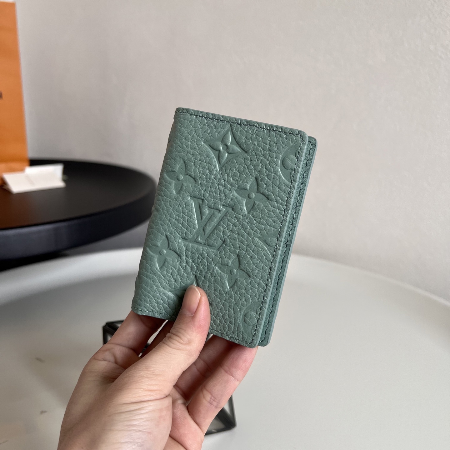  芯片版M13973绿色  這款袋裝萬用錢包以粒面Taurillon皮革製造，綴有Monogram壓花圖