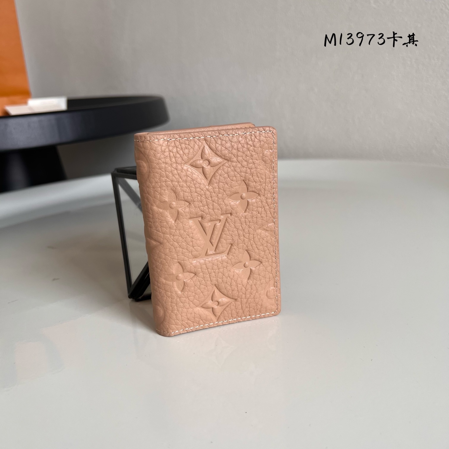  芯片版M13973卡其  這款袋裝萬用錢包以粒面Taurillon皮革製造，綴有Monogram壓花圖