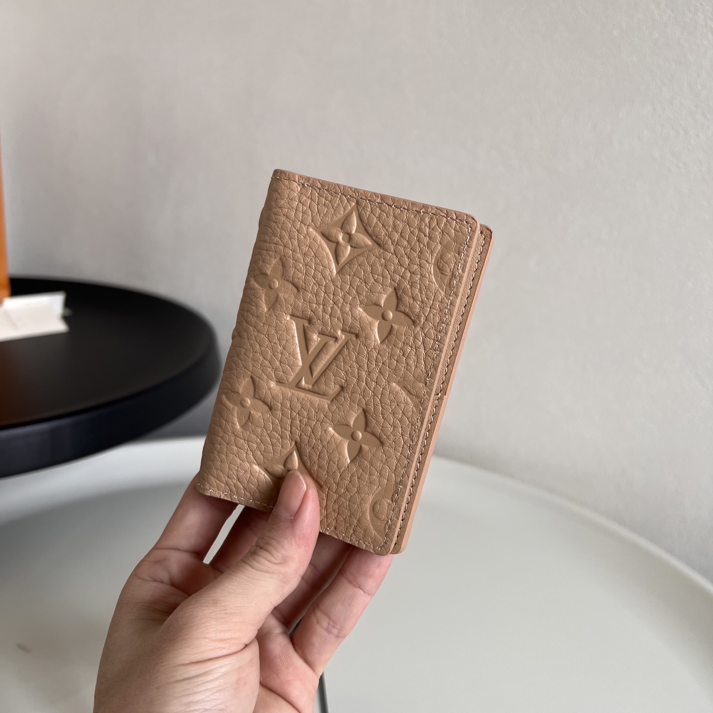  芯片版M13973卡其  這款袋裝萬用錢包以粒面Taurillon皮革製造，綴有Monogram壓花圖
