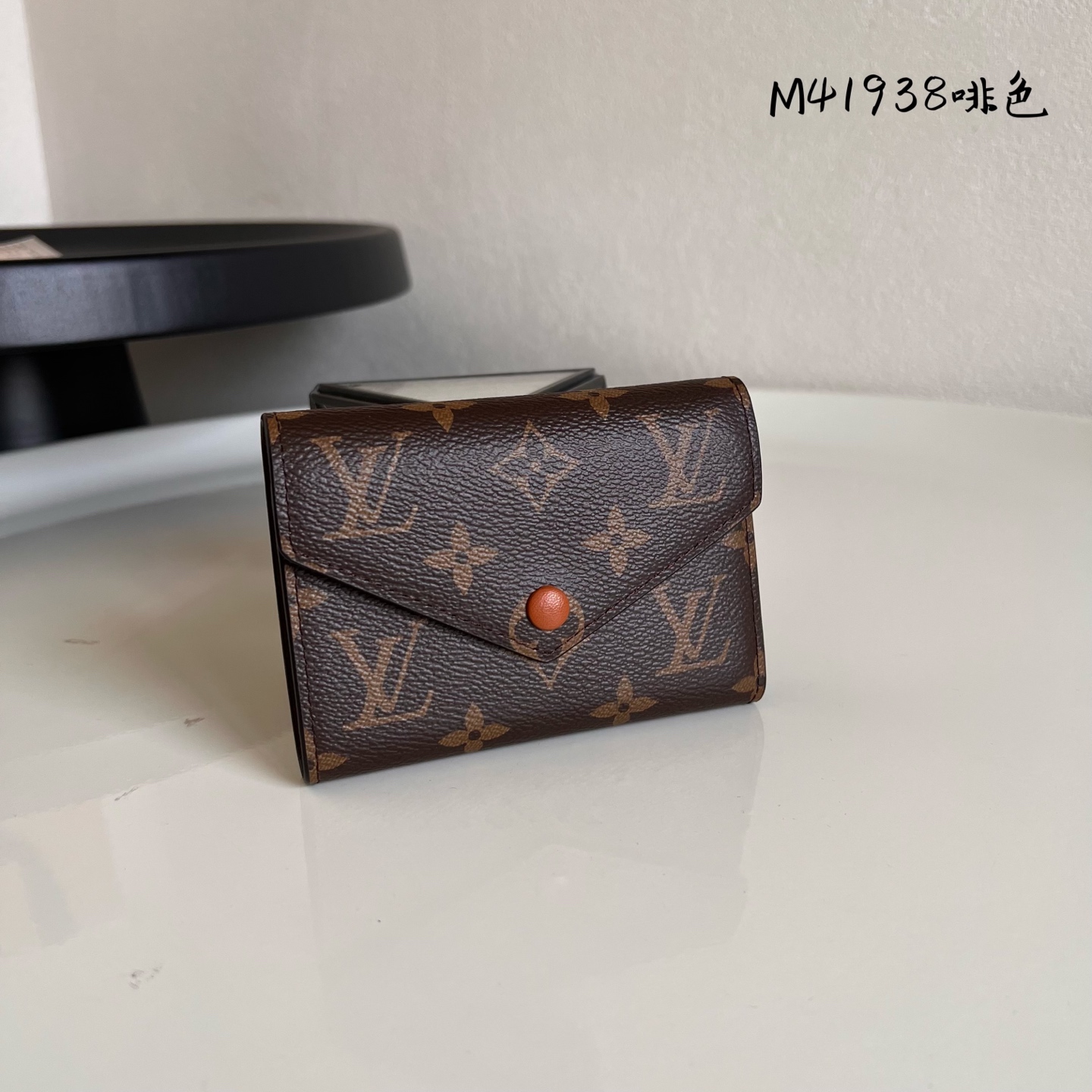  芯片版M41938 啡色！此款钱夹采用柔软的Monogram 帆布制成！衬以颜色鲜艳的內衬！气质极为优