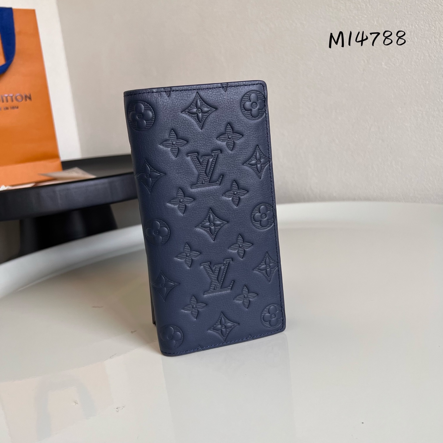  芯片版BRAZZA 西装夹 M14788蓝色 优雅的外观设计搭配黑色Monogram Shadow小牛