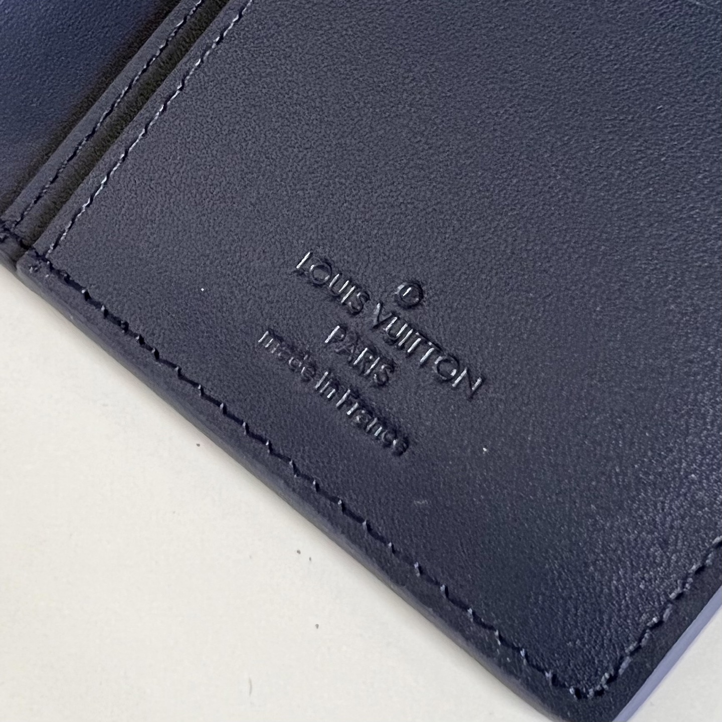  芯片版BRAZZA 西装夹 M14788蓝色 优雅的外观设计搭配黑色Monogram Shadow小牛