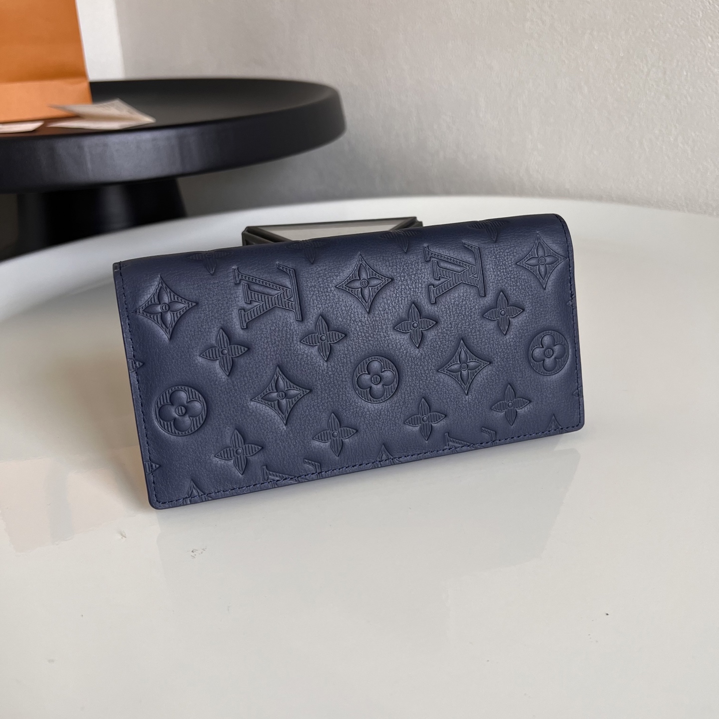  芯片版BRAZZA 西装夹 M14788蓝色 优雅的外观设计搭配黑色Monogram Shadow小牛