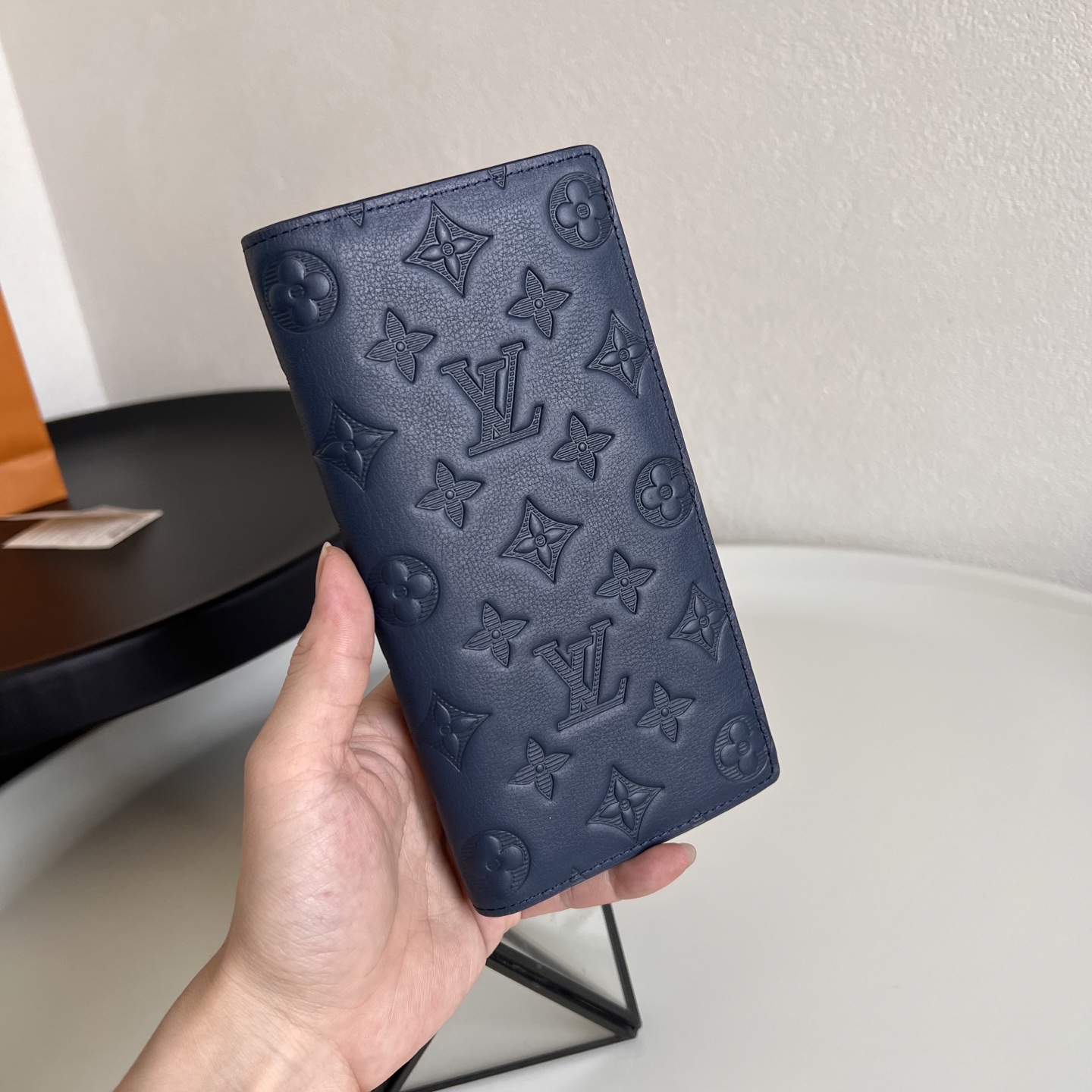  芯片版BRAZZA 西装夹 M14788蓝色 优雅的外观设计搭配黑色Monogram Shadow小牛
