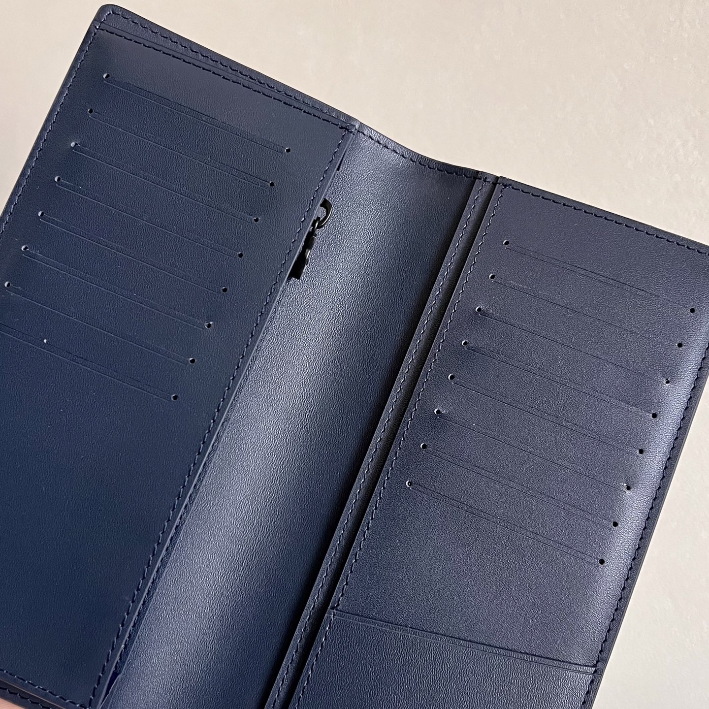 芯片版BRAZZA 西装夹 M14788蓝色 优雅的外观设计搭配黑色Monogram Shadow小牛